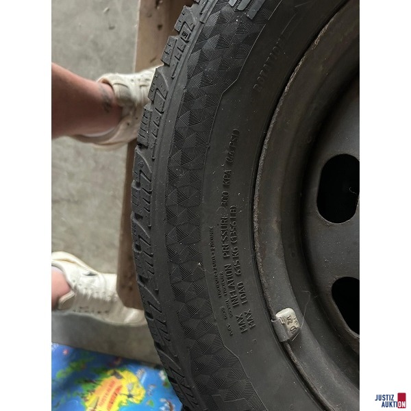 4 Autoreifen mit Felgen