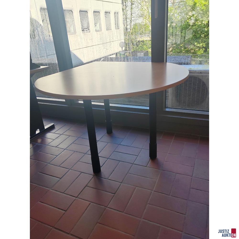 Beistelltisch in Tropfenform