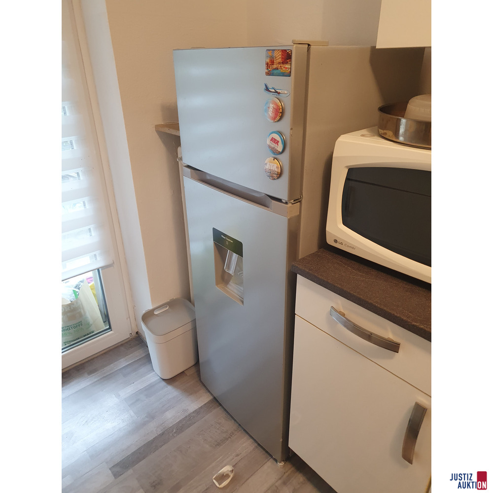 K&uuml;hlschrank und Mikrowelle