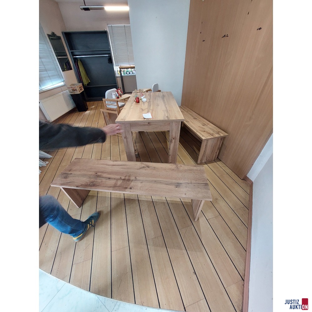 Holztisch samt 2 Bänken und 2 Kinderstühlen