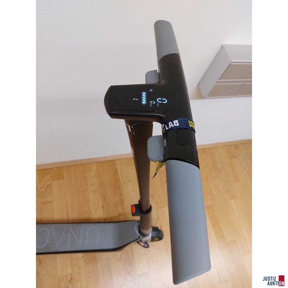 E-Scooter der Marke UNAGI E500 gebraucht/Gebrauchsspuren vorhanden