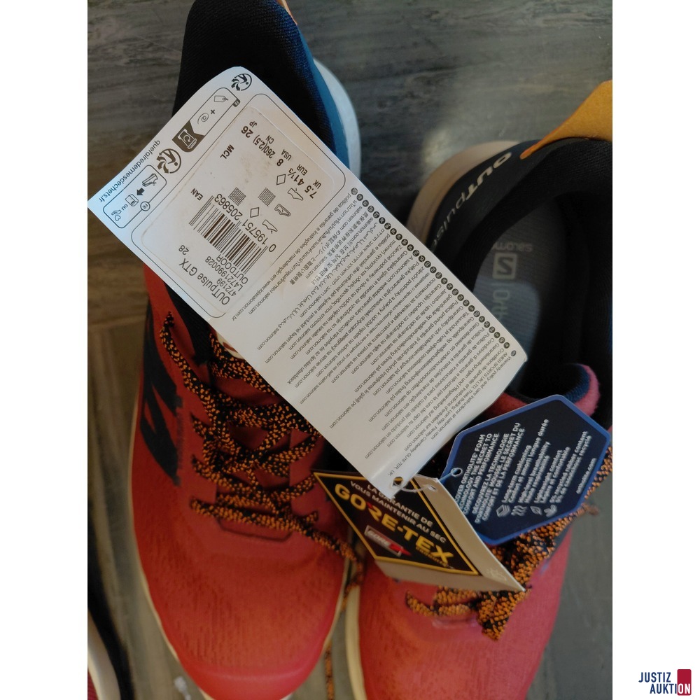1 paar Wanderschuhe der Marke Salomon OUTPulse GTX