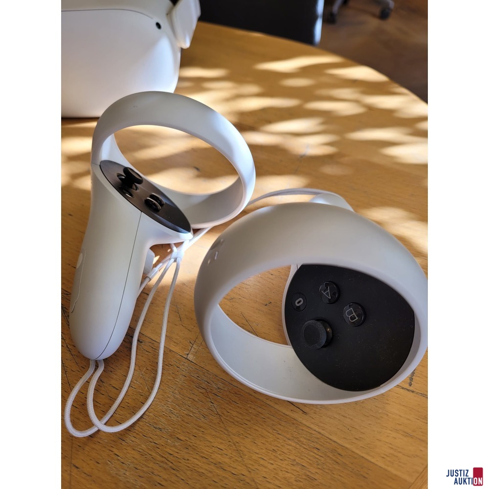 VR Brille der Marke Oculus mit Controller und Ladekabel ohne weiteres Zubehör