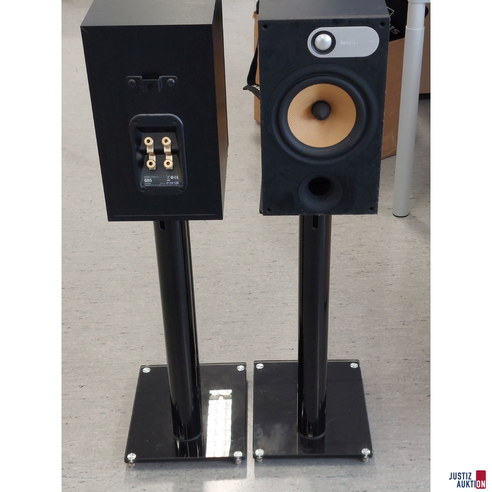 2 Lautsprecher der Marke Bowers &amp; Wilkins 685