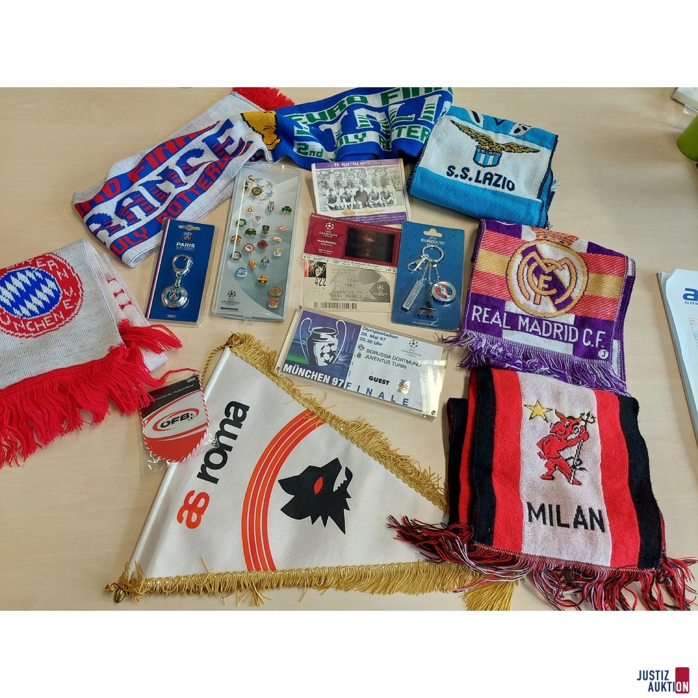 Diverse Wimpeln, Fussballschals, Foto, Schlüsselanhänger