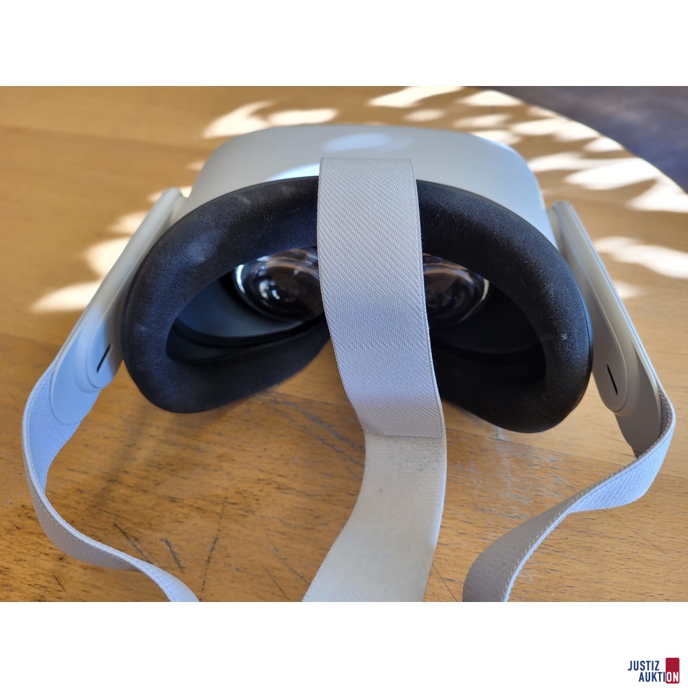 VR Brille der Marke Oculus mit Controller und Ladekabel ohne weiteres Zubehör
