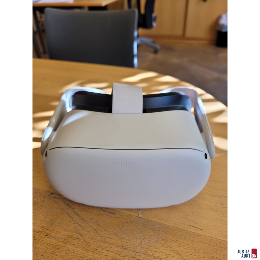 VR Brille der Marke Oculus mit Controller und Ladekabel ohne weiteres Zubehör