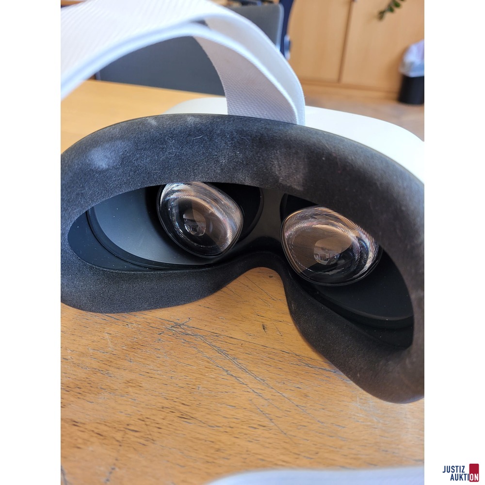 VR Brille der Marke Oculus mit Controller und Ladekabel ohne weiteres Zubehör