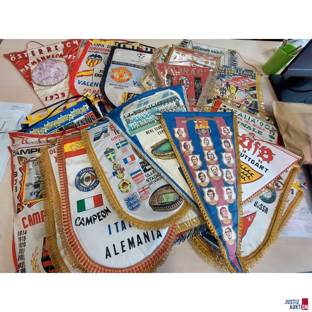 36 diverse Fussballwimpeln 