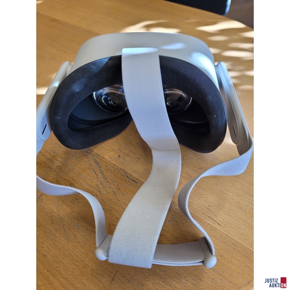 VR Brille der Marke Oculus mit Controller und Ladekabel ohne weiteres Zubehör