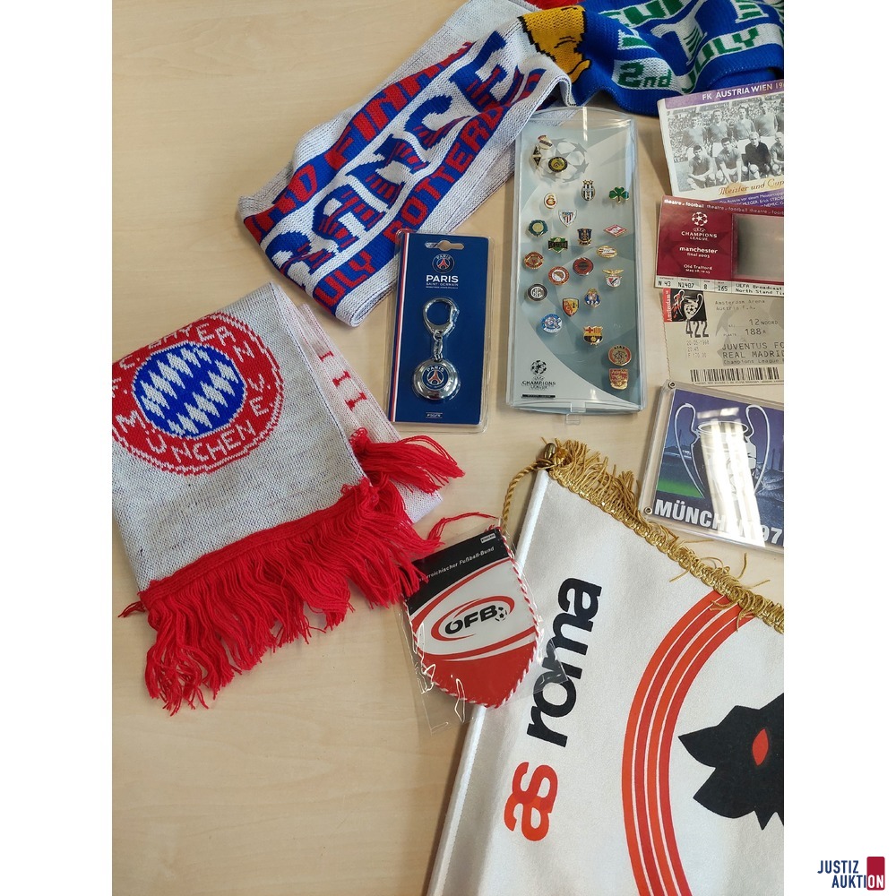 Diverse Wimpeln, Fussballschals, Foto, Schlüsselanhänger