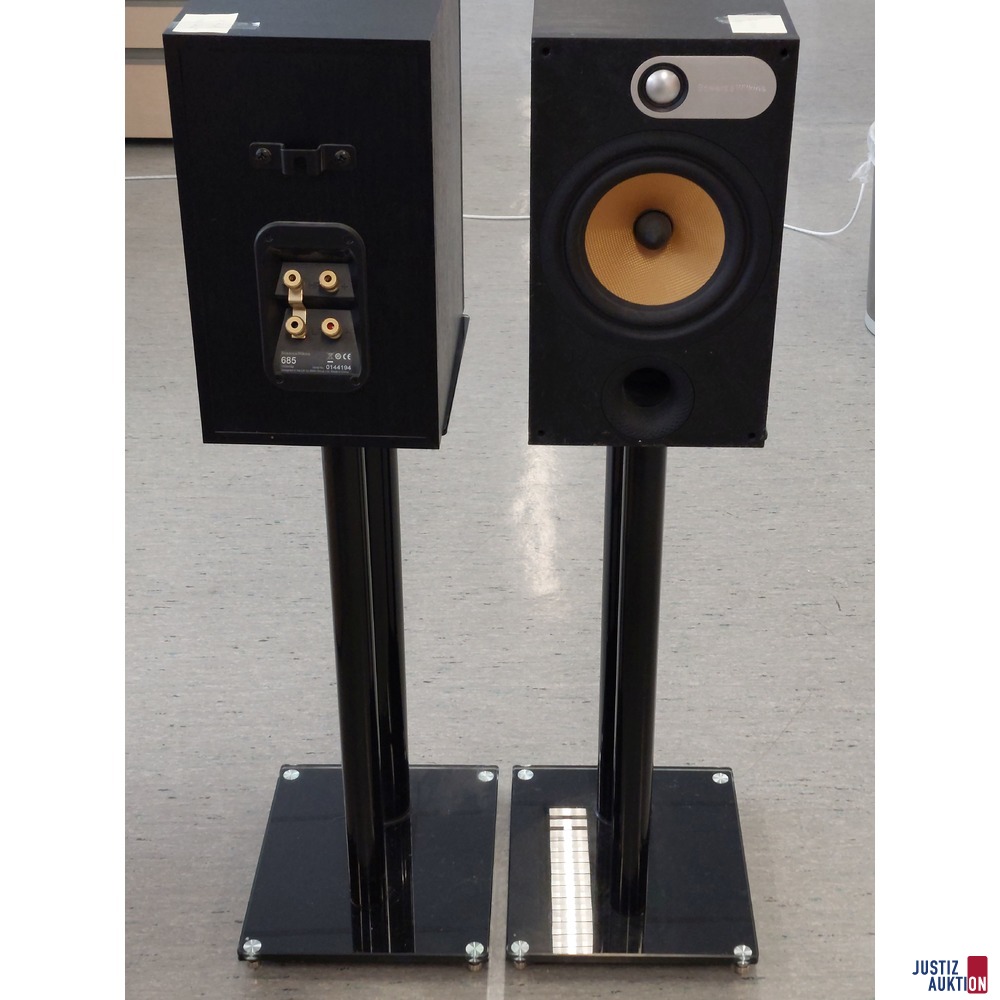 2 Lautsprecher der Marke Bowers &amp; Wilkins 685