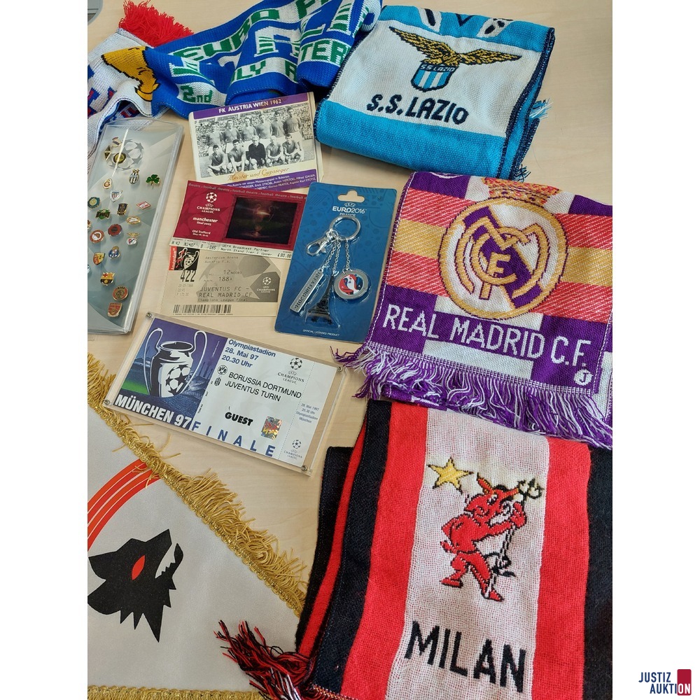 Diverse Wimpeln, Fussballschals, Foto, Schlüsselanhänger