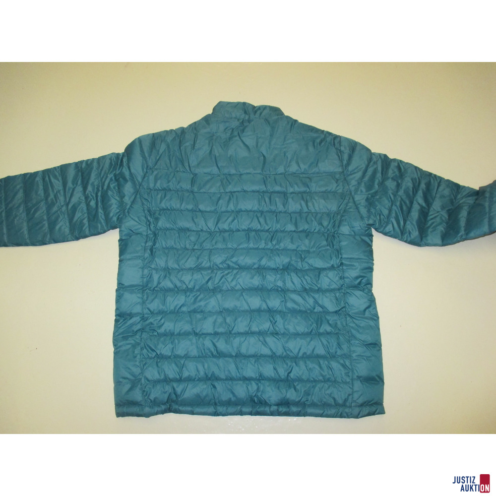 Hinteransicht der t&uuml;rkisen Jacke