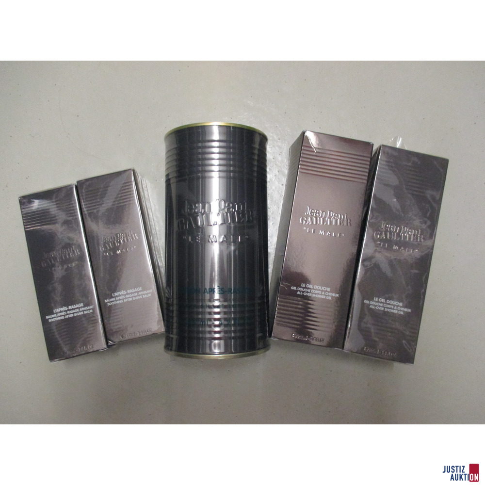 Ansicht von Duschgel und After Shave-Artikeln
