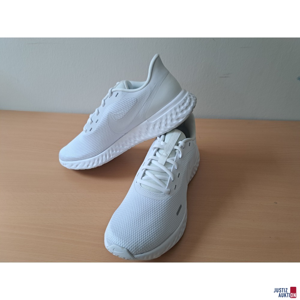 Nike Revolution 5 weiss Grösse 45 Originalverpackt