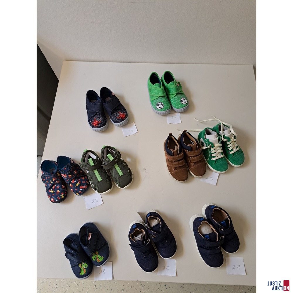 9 Paar Kinderschuhe Superfit Größe 19-25