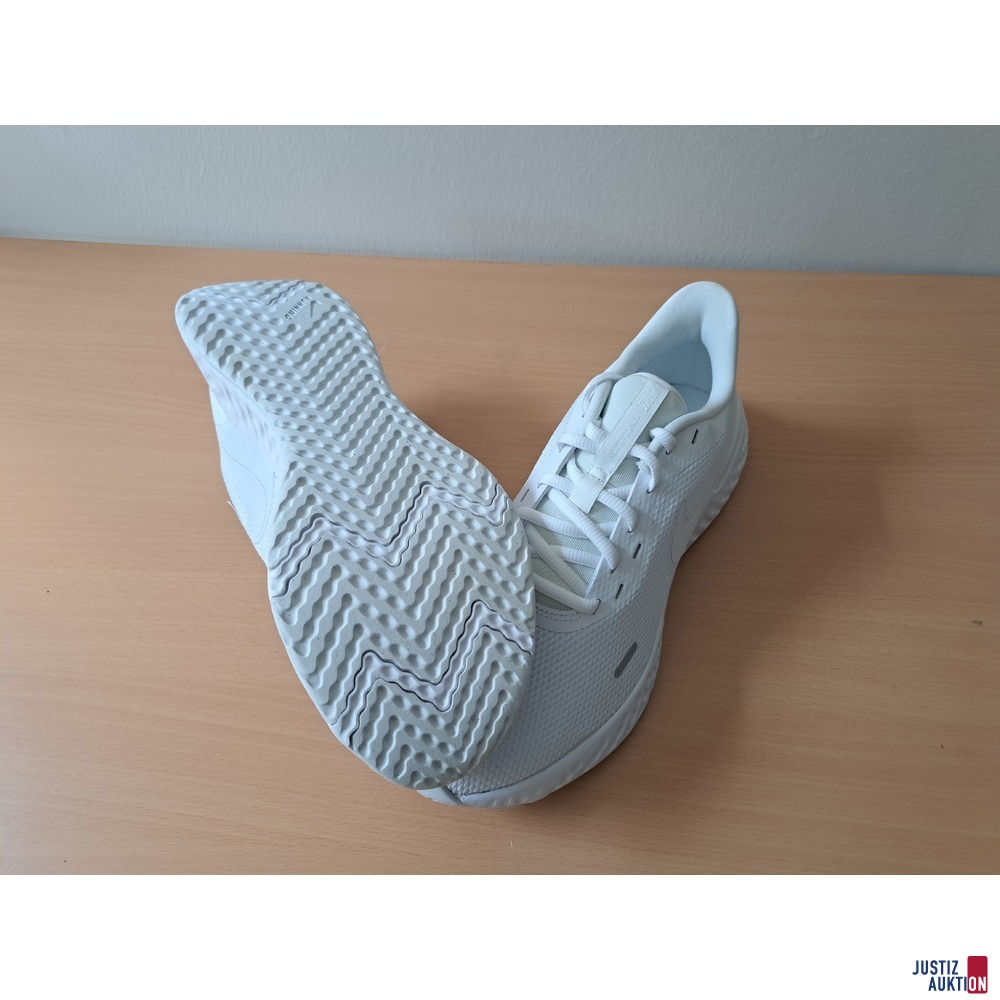 Nike Revolution 5 weiss Grösse 45 Originalverpackt