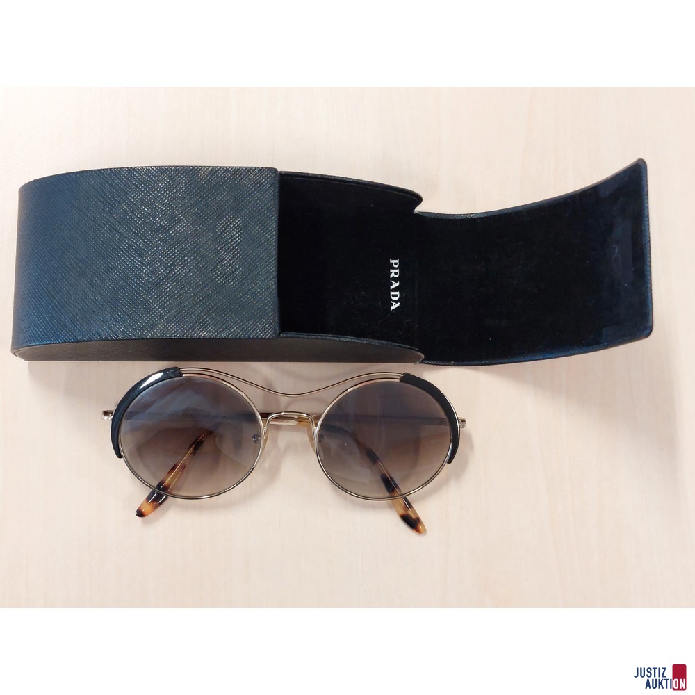 Sonnenbrille der Marke Prada samt Etui