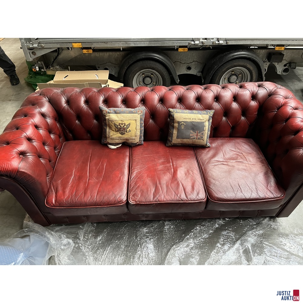 Sofa mit Dekokissen