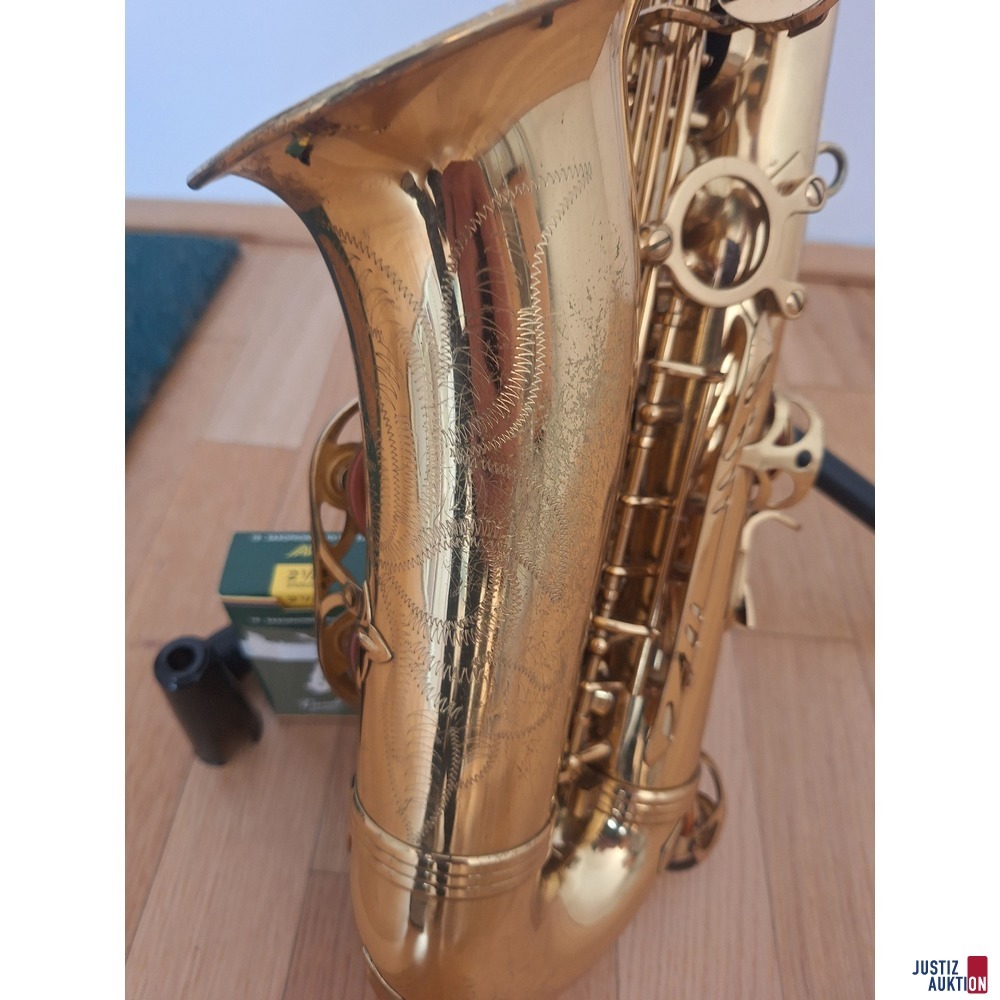 Saxophon Roy Benson samt Mundst&uuml;ck und 1 Schachtel 2 1&sol;2 Bl&auml;ttchen f&uuml;r Mundst&uuml;ck in schwarzen Koffer samt h&ouml;henverstellbaren St&auml;nder in schwarz