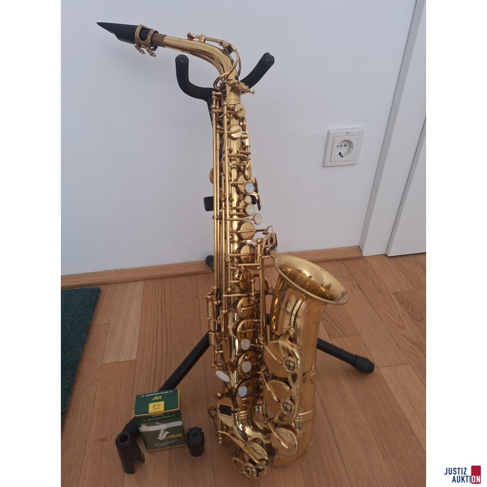 Saxophon Roy Benson samt Mundst&uuml;ck und 1 Schachtel 2 1&sol;2 Bl&auml;ttchen f&uuml;r Mundst&uuml;ck in schwarzen Koffer samt h&ouml;henverstellbaren St&auml;nder in schwarz