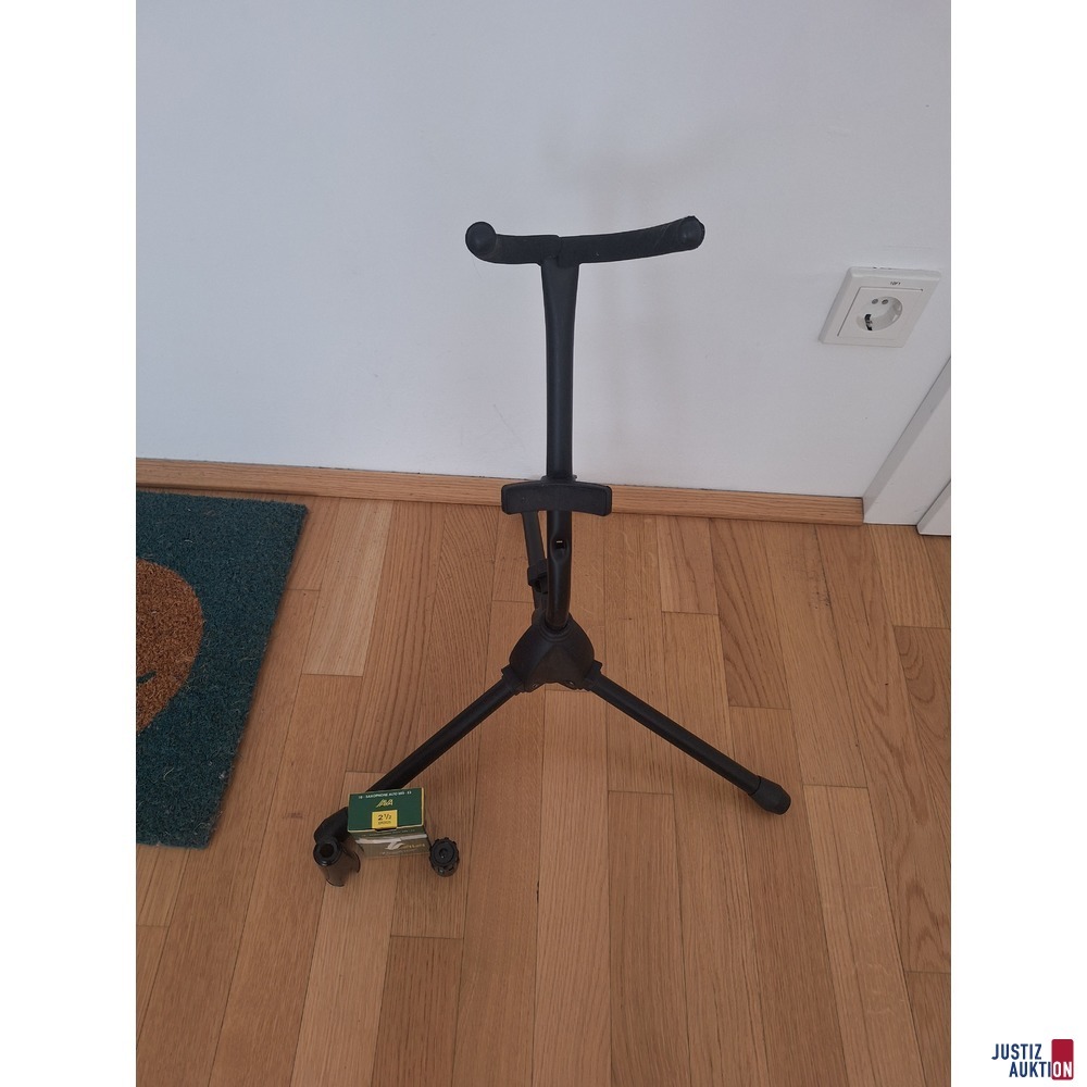 Saxophon Roy Benson samt Mundst&uuml;ck und 1 Schachtel 2 1&sol;2 Bl&auml;ttchen f&uuml;r Mundst&uuml;ck in schwarzen Koffer samt h&ouml;henverstellbaren St&auml;nder in schwarz