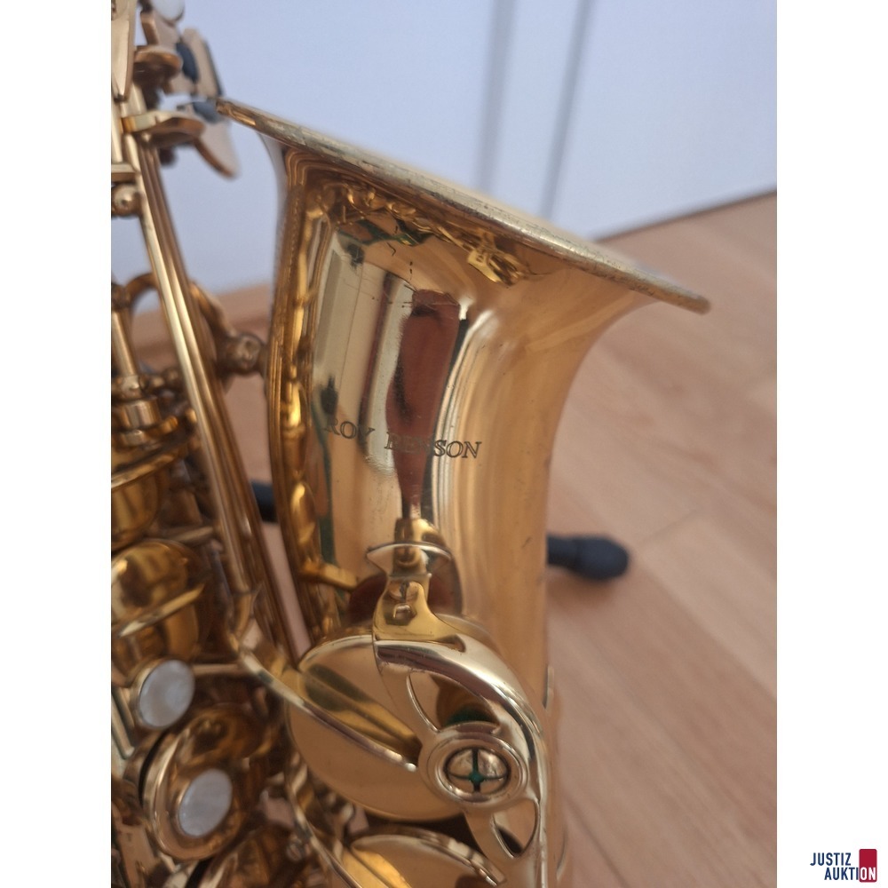 Saxophon Roy Benson samt Mundst&uuml;ck und 1 Schachtel 2 1&sol;2 Bl&auml;ttchen f&uuml;r Mundst&uuml;ck in schwarzen Koffer samt h&ouml;henverstellbaren St&auml;nder in schwarz