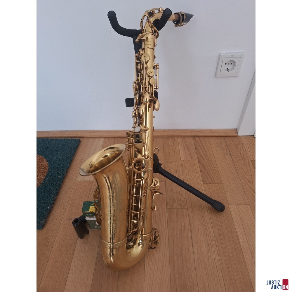 Saxophon Roy Benson samt Mundst&uuml;ck und 1 Schachtel 2 1&sol;2 Bl&auml;ttchen f&uuml;r Mundst&uuml;ck in schwarzen Koffer samt h&ouml;henverstellbaren St&auml;nder in schwarz