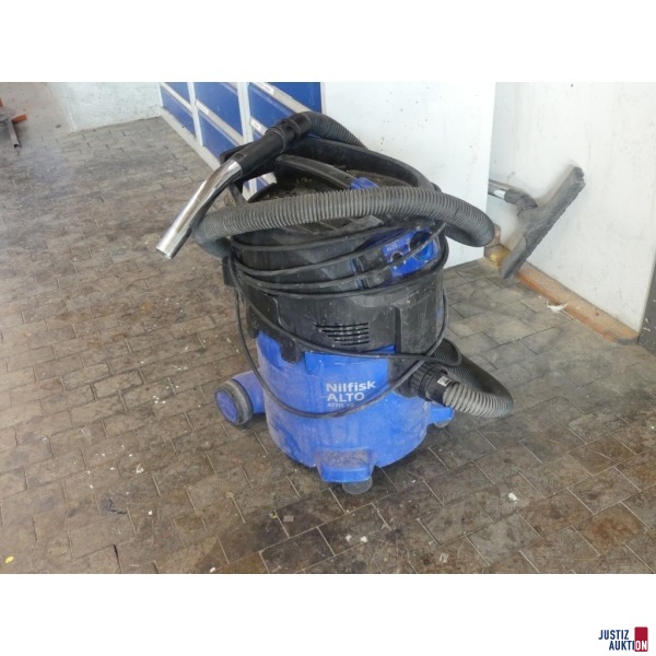 stark verschmutzter und sehr in die Jahre gekommenen Nass und Trockensauger