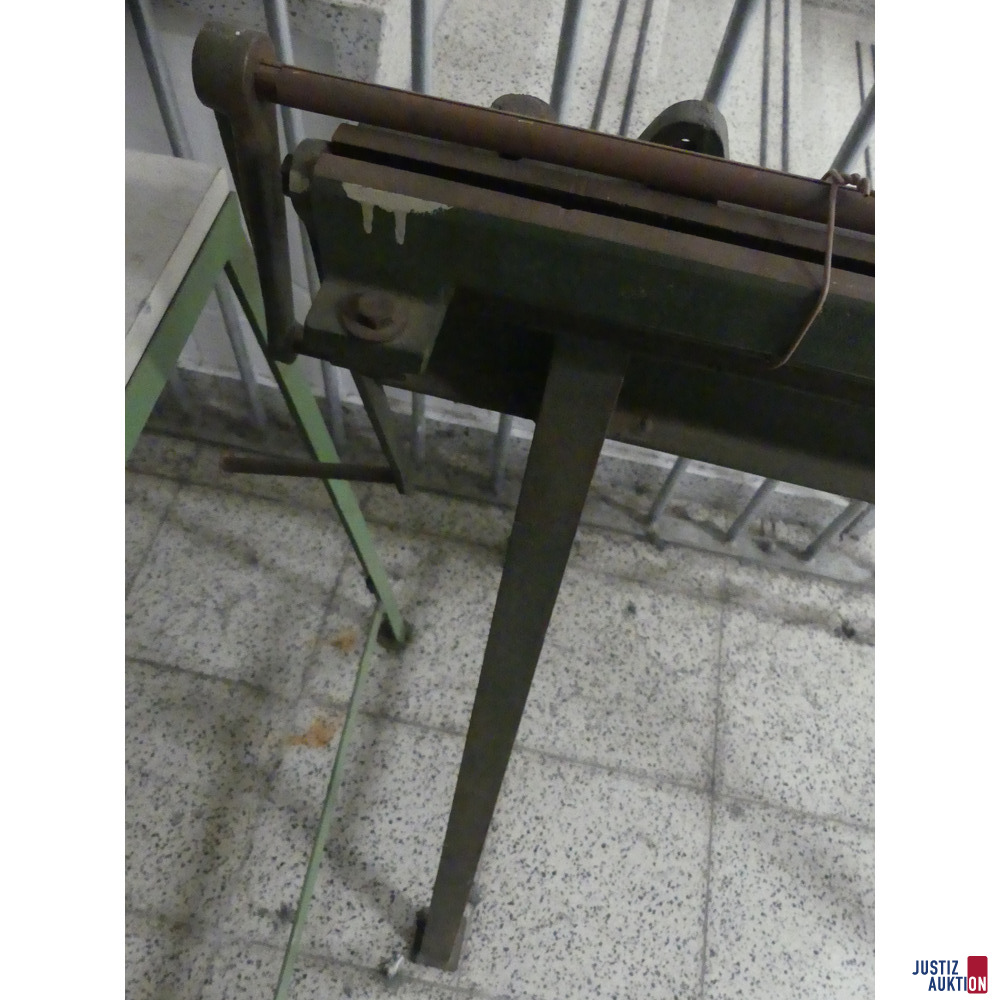 Wei&szlig;e Farbflecken auf der Maschine