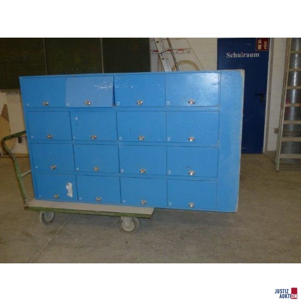 Auf der Seite liegender Blechschrank mit 16 F&auml;chern