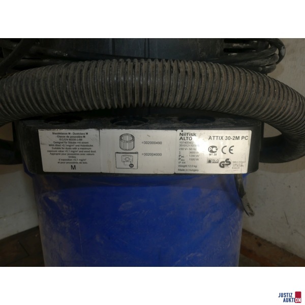 Typenschild auf dem steht&colon; Nilfisk Alto Attix 30-2M PC