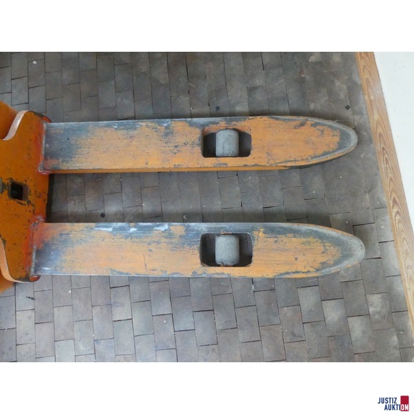 Die Gabel des Hochhubwagens und die sichtbare Abnutzung