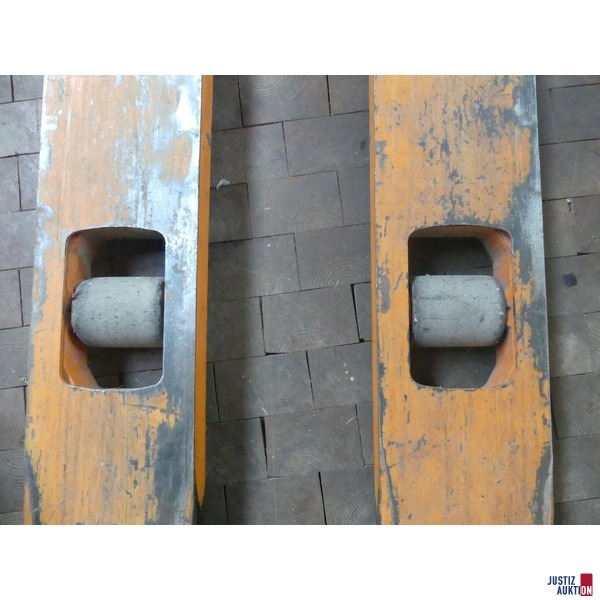 Abgenutzte Laufrollen des Hochhubwagens