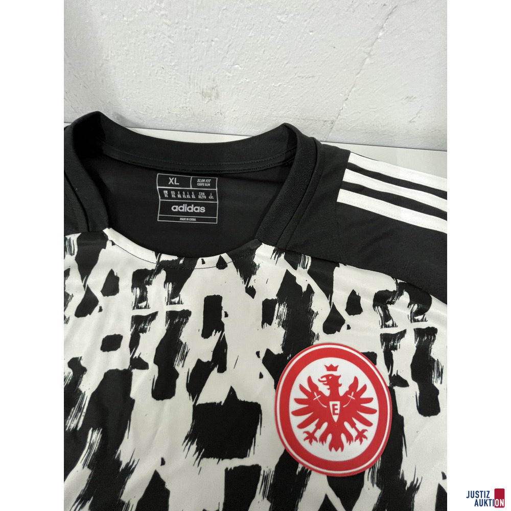 V31/26 - SGE Pre Match T-Shirt Größe XL – foto 2 – kavel bij Justiz-Auktion, Frankfurt am Main