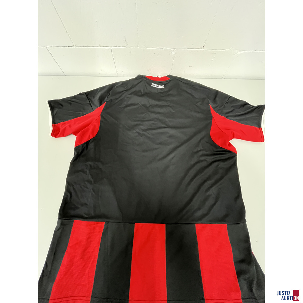 SGE Trikot Größe XL – foto 3 – kavel bij Justiz-Auktion, Frankfurt am Main