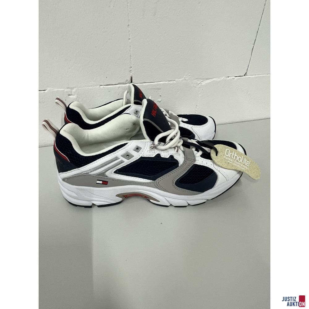 V50/26 Tommy Hilfiger Schuhe Größe 42 – kavel bij Justiz-Auktion, Frankfurt am Main
