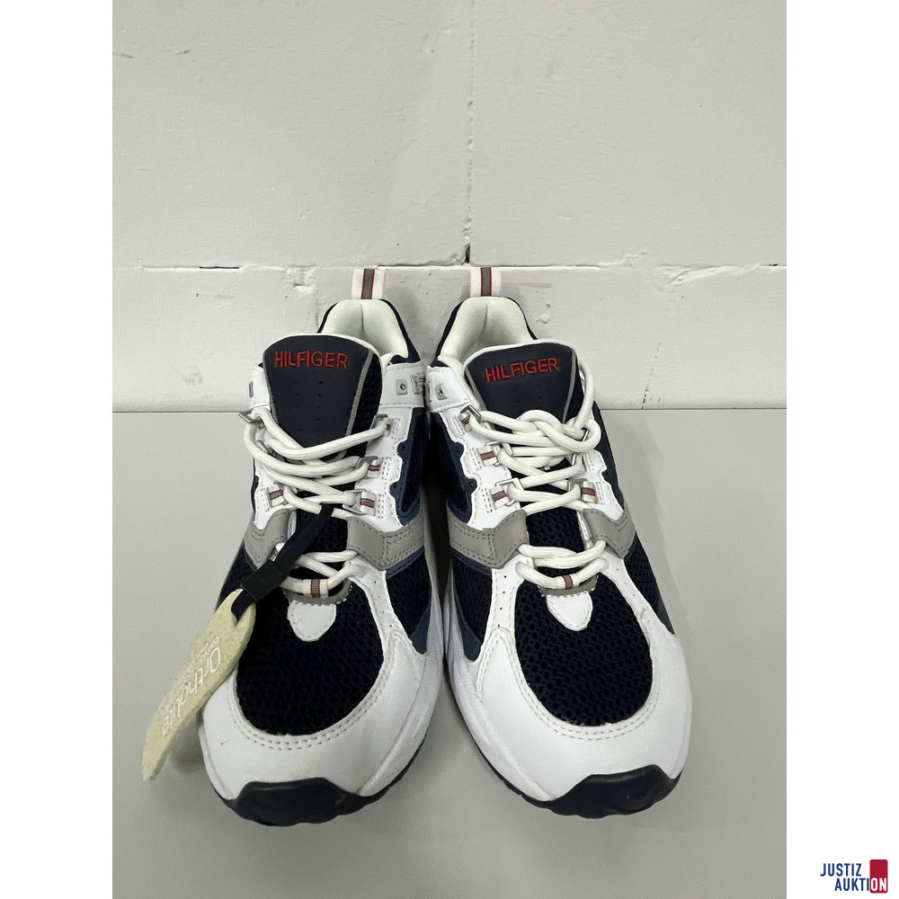 V50/26 Tommy Hilfiger Schuhe Größe 42 – foto 2 – kavel bij Justiz-Auktion, Frankfurt am Main