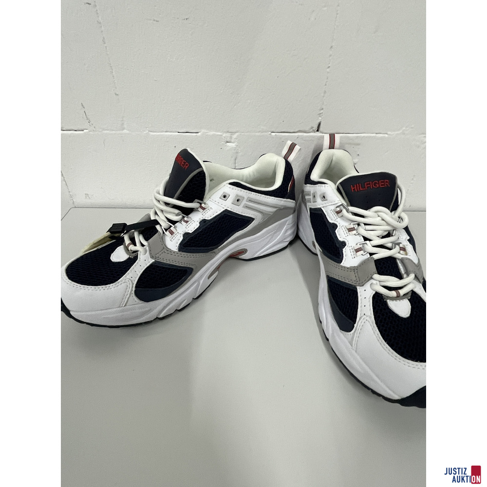 V50/26 Tommy Hilfiger Schuhe Größe 42 – foto 3 – kavel bij Justiz-Auktion, Frankfurt am Main