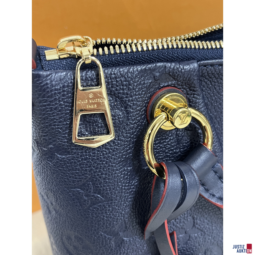 V72/26 Louis Vuitton Handtasche V Tote MM, Dunkelblau – foto 2 – kavel bij Justiz-Auktion, Frankfurt am Main