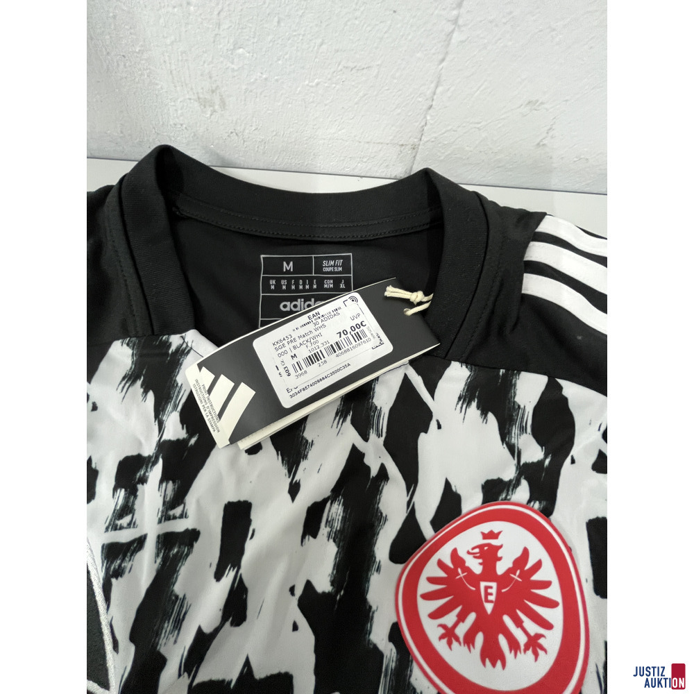 V30/26 - SGE Pre Match T-Shirt Größe M – foto 2 – kavel bij Justiz-Auktion, Frankfurt am Main