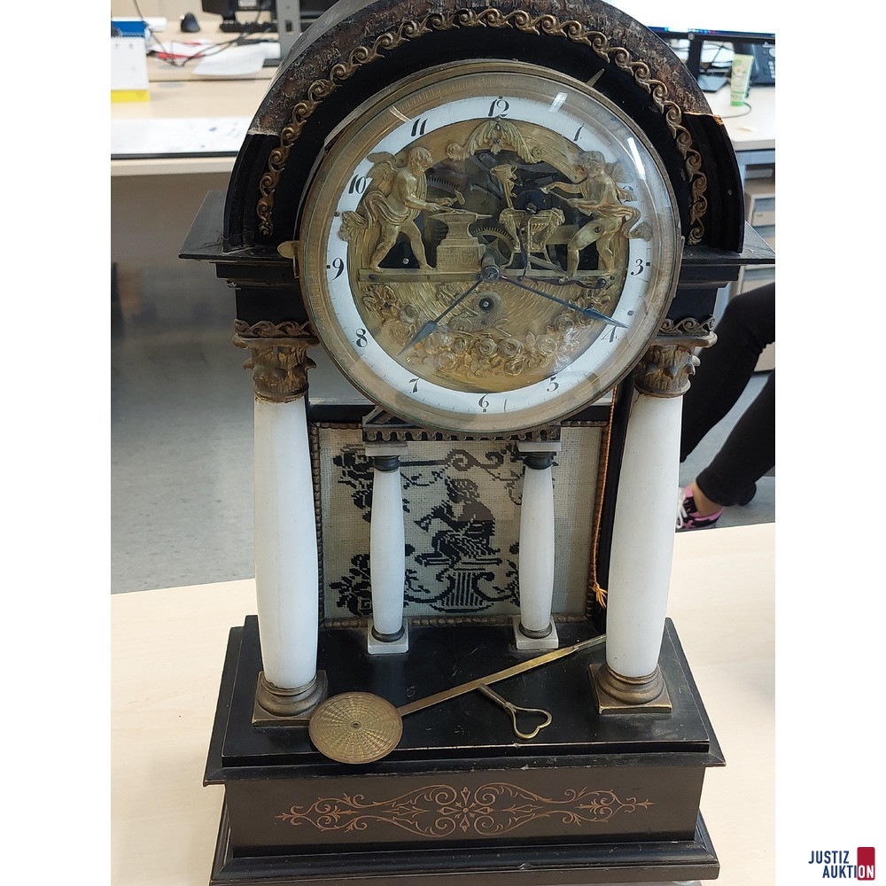 Wiener Biederportaluhr teilweise vergoldet