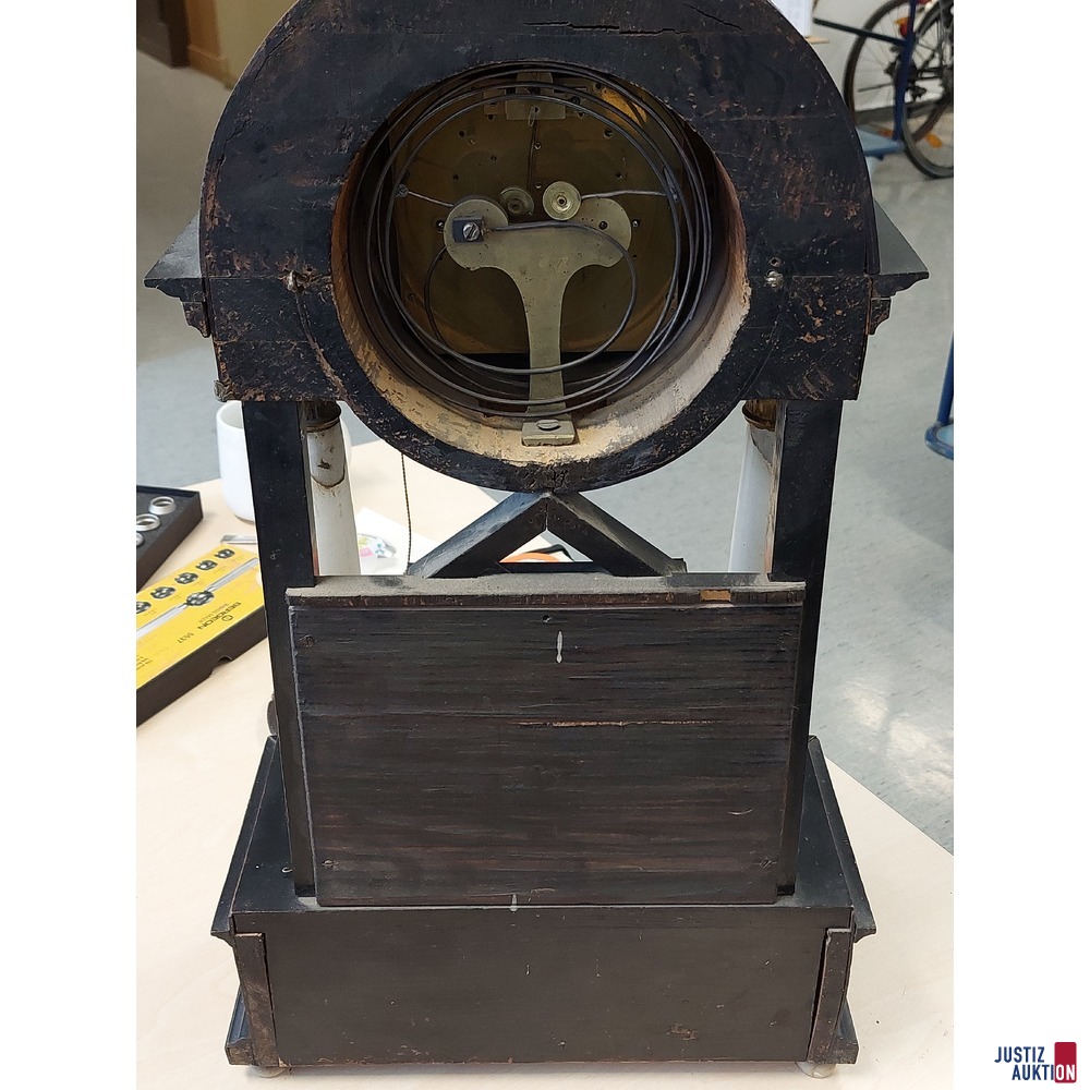 Wiener Biederportaluhr teilweise vergoldet