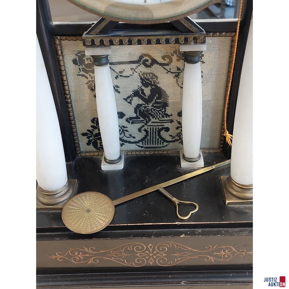 Wiener Biederportaluhr teilweise vergoldet