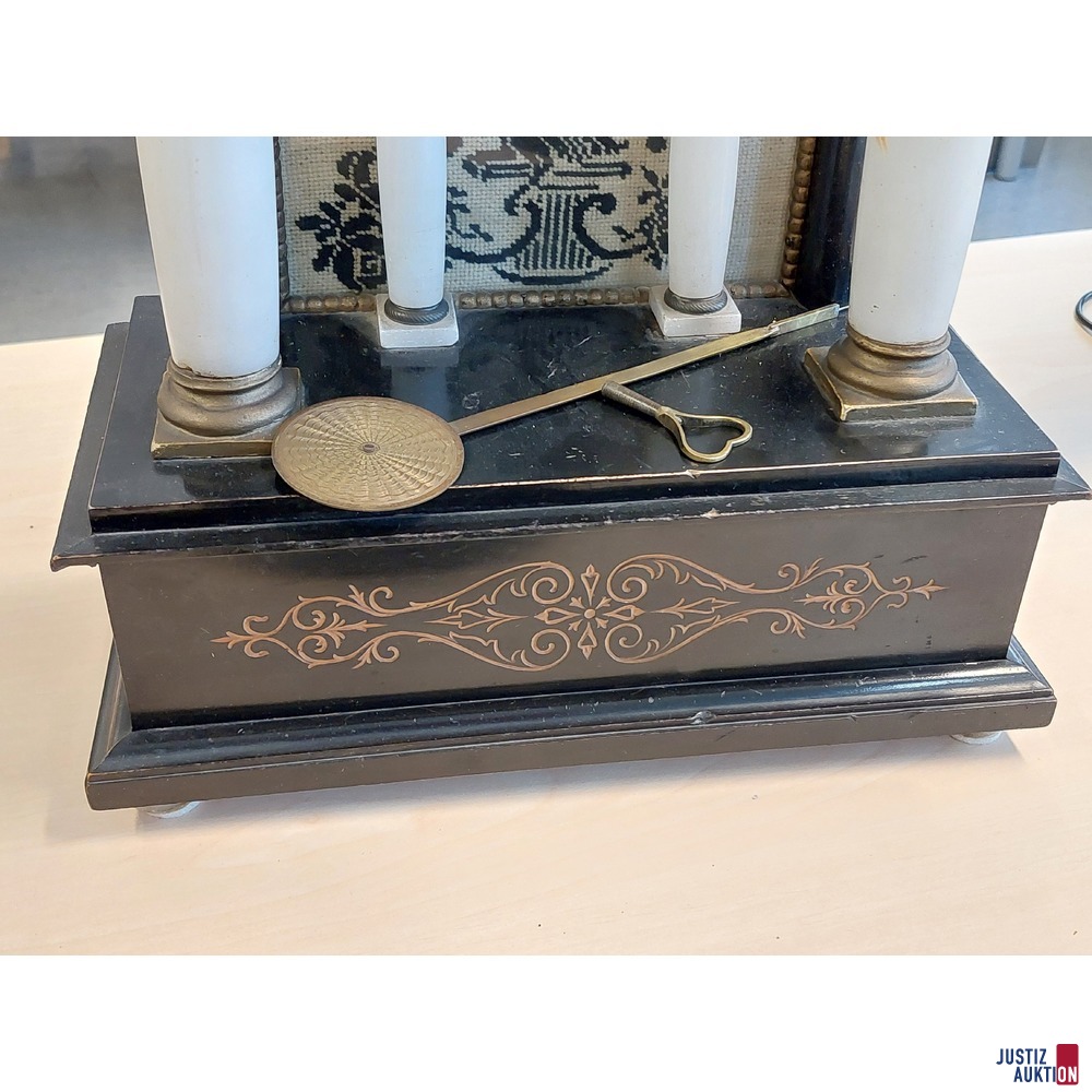 Wiener Biederportaluhr teilweise vergoldet