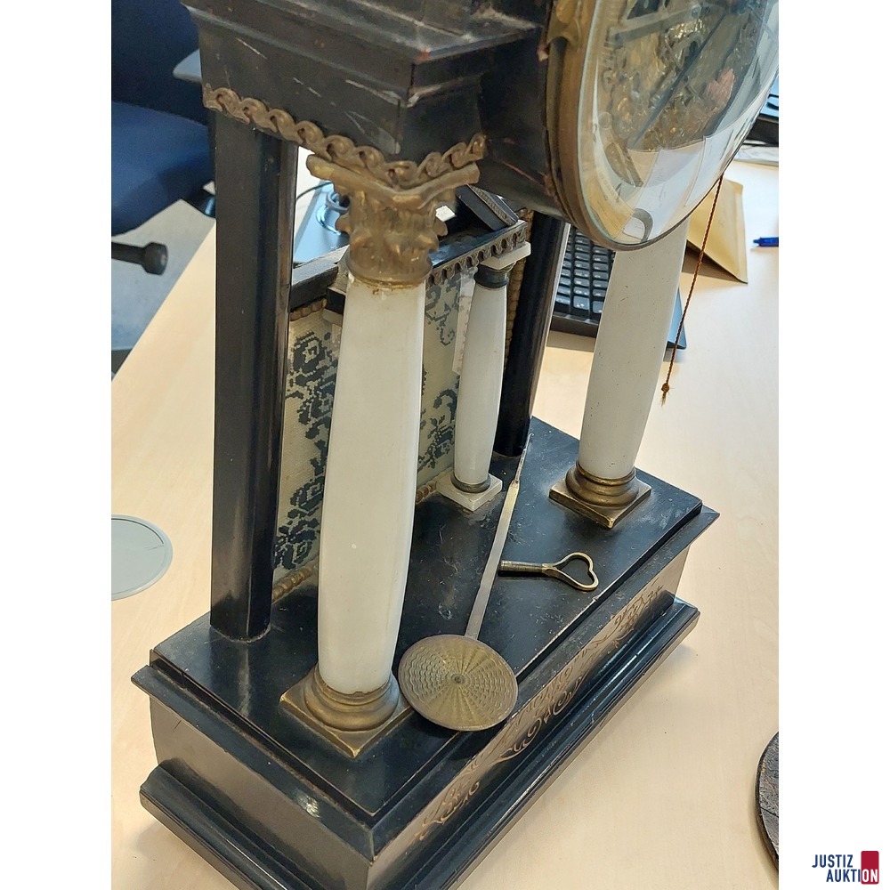 Wiener Biederportaluhr teilweise vergoldet