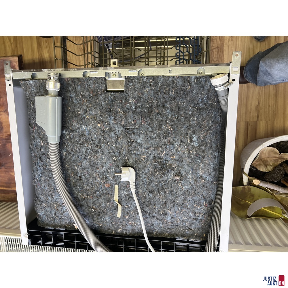 Stromkabel und Wasserschlauch