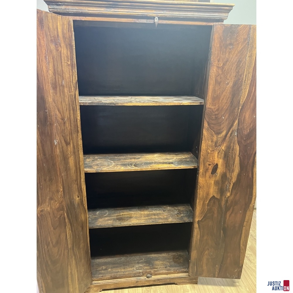 Holzschrank - ge&ouml;ffnet