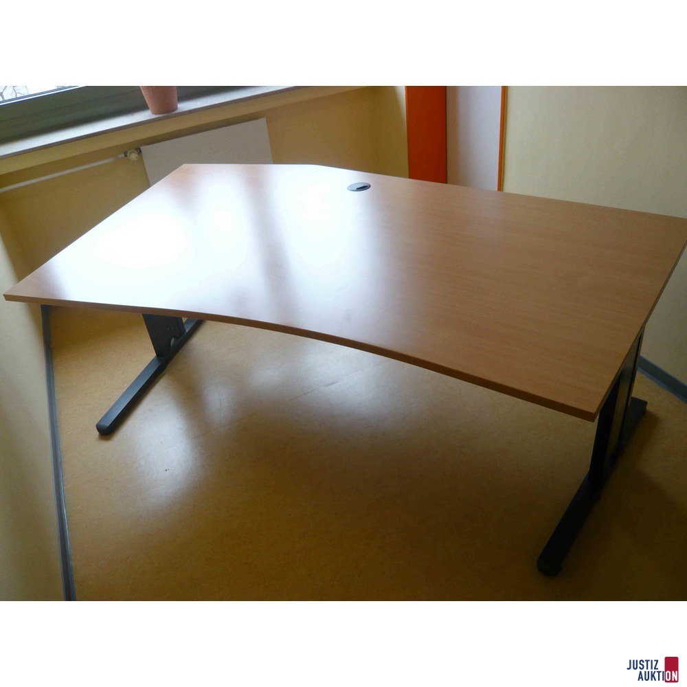 Schreibtisch (Freiform) links abgewinkelt (Plattentiefe max. 120 cm)